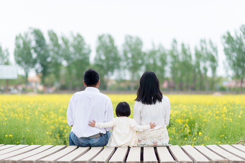 千库网_一家三口欣赏油菜花海_摄影图编号98402