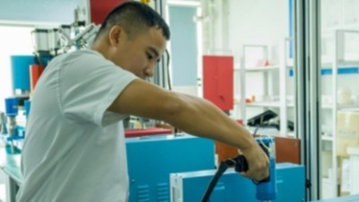 精准、高效！看灵科超声波手持式焊接机革新汽车门板制造