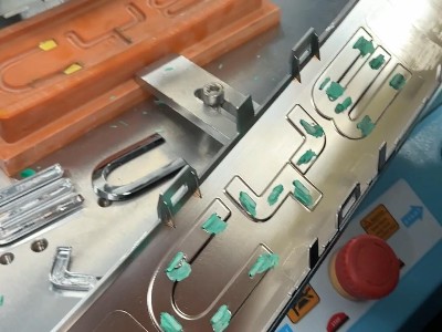 比亚迪车标焊接